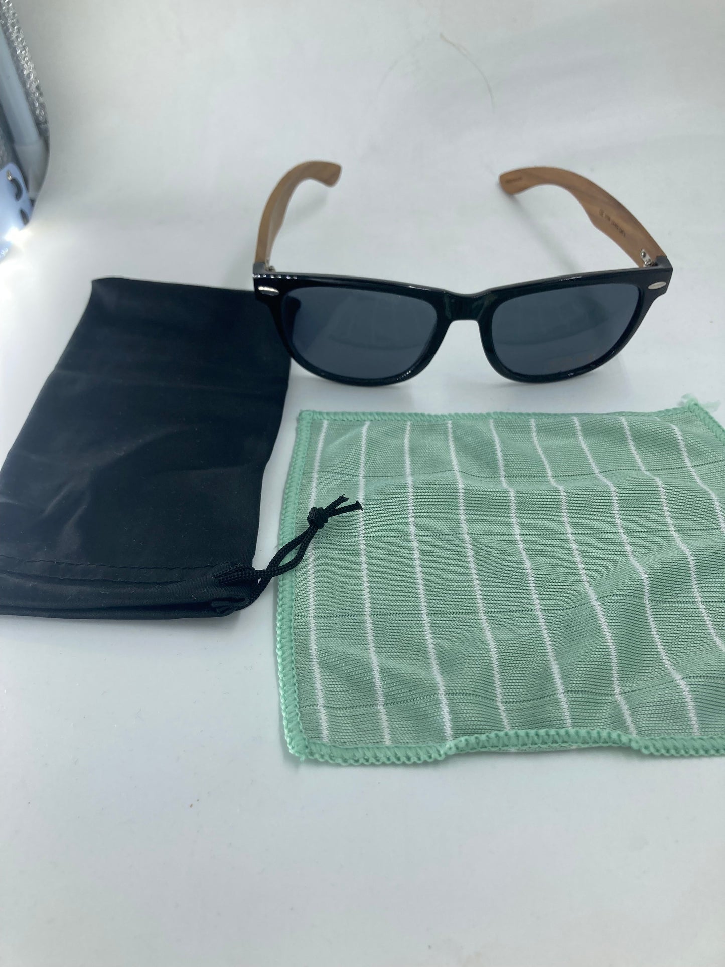 58. Sonnenbrille, Bügel aus Bambus und holz schwarz sonnenbrille mit metal pip in ecke mit schwarz linse,bügel aus nussbaum holz - uv400 schutz