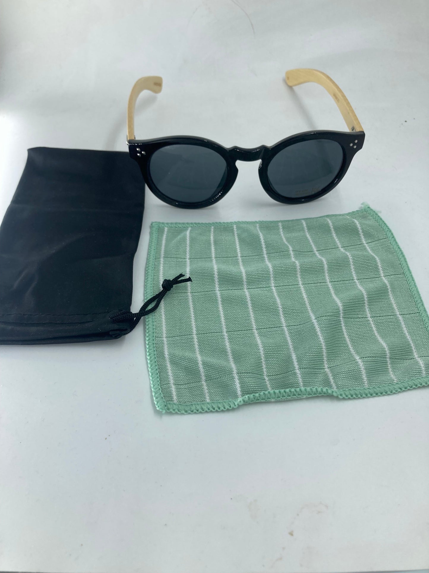 68. Sonnenbrille, Bügel aus Bambus und holz schwarz sonnenbrille mit metal pip in ecke mit schwarz linse,bügel aus bambus,uv400 schutz