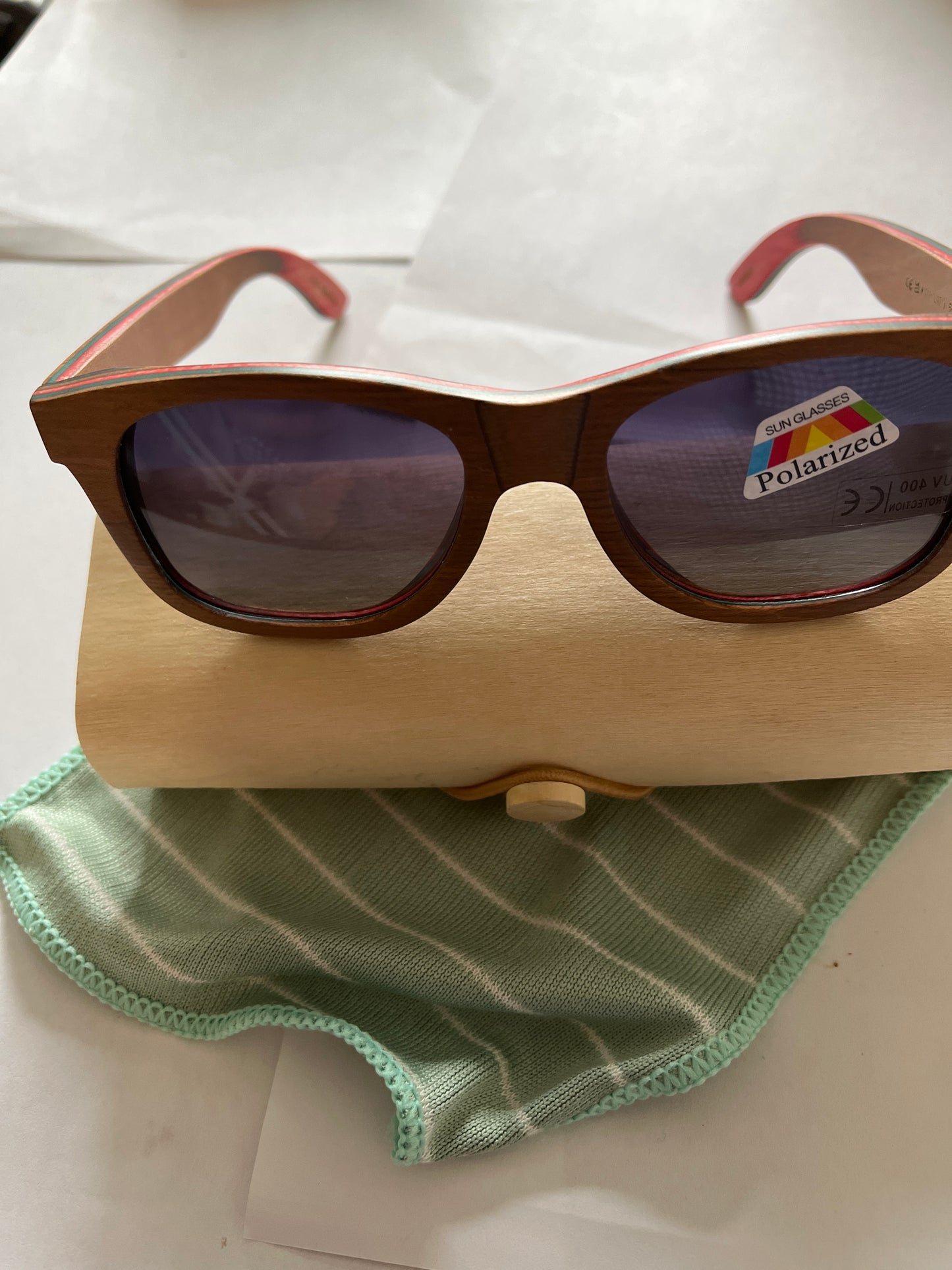 9.Sonnenbrille, Rahmen komplett aus Holz skateboard rot - schwarz linse - polarized und uv400 nr 3008