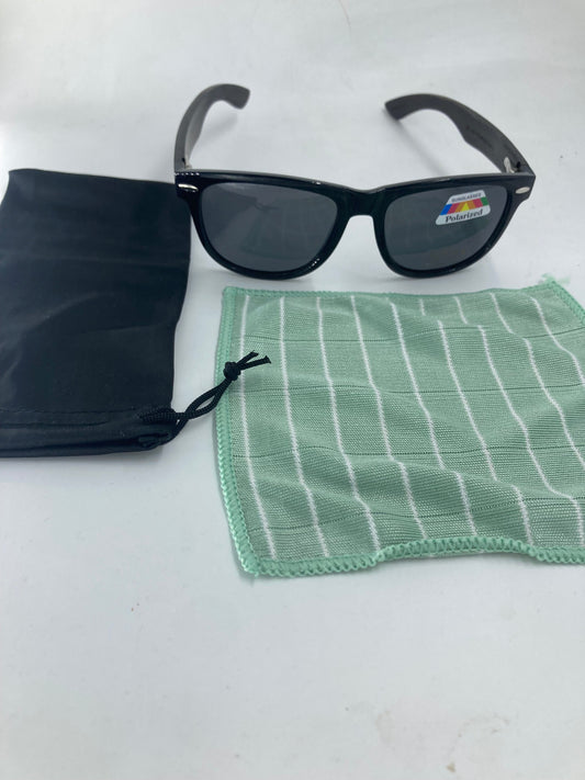 47. Sonnenbrille, Bügel aus Bambus und holz sonnenbrille mit metall pip in ecke schwarz mit schwarz linse , bügel aus ebenholz, polarized und uv400 schutz