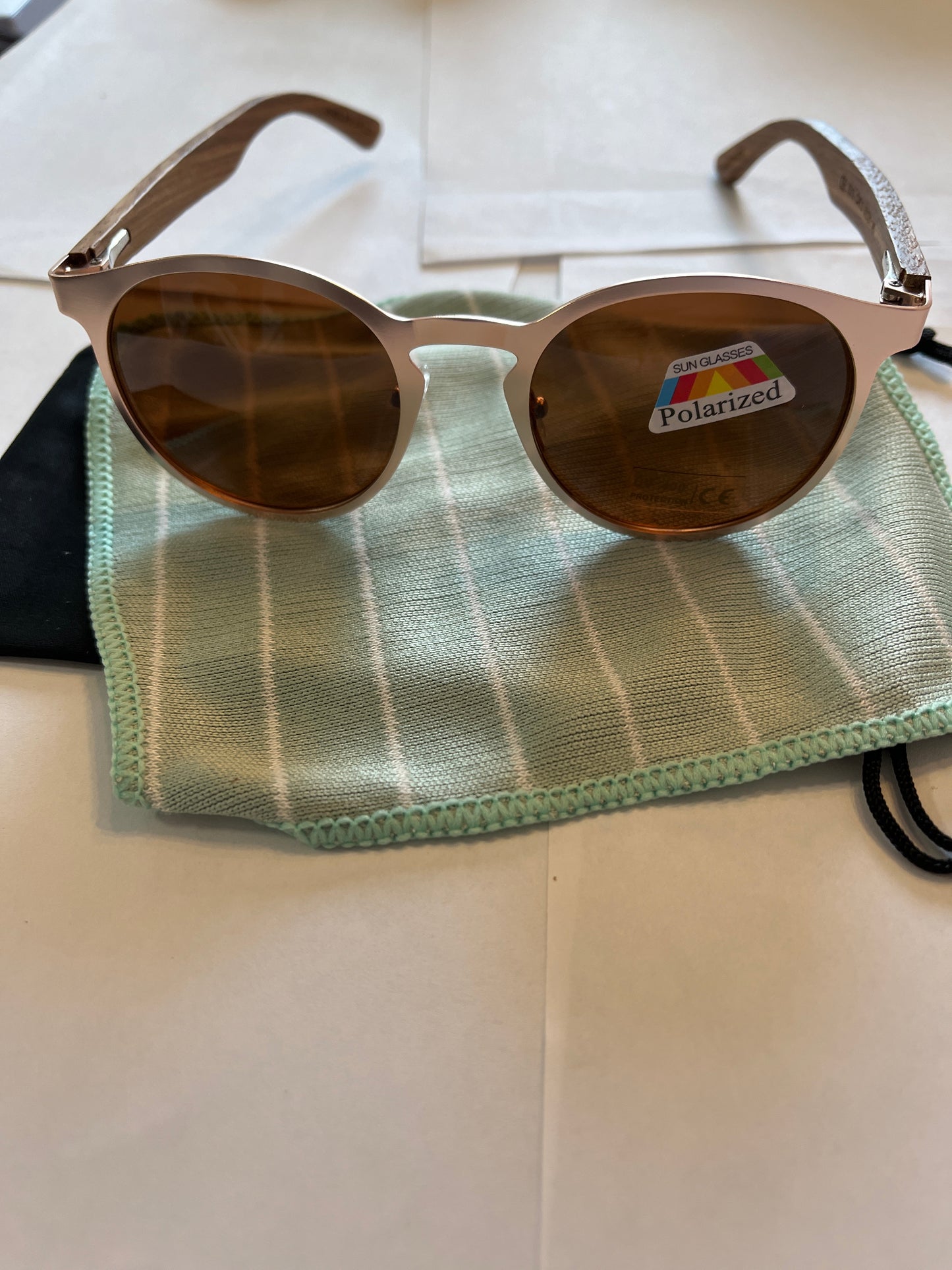 16. Sonnenbrille, Bügel aus Bambus und holz schwarz mit metallrahmen - schwarz linse ,bügel aus nussbaum , polarized und uv400 schutz